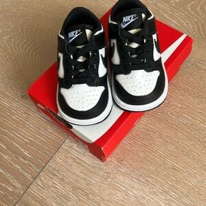 Nike baby  dunk low size 3 NEW with box